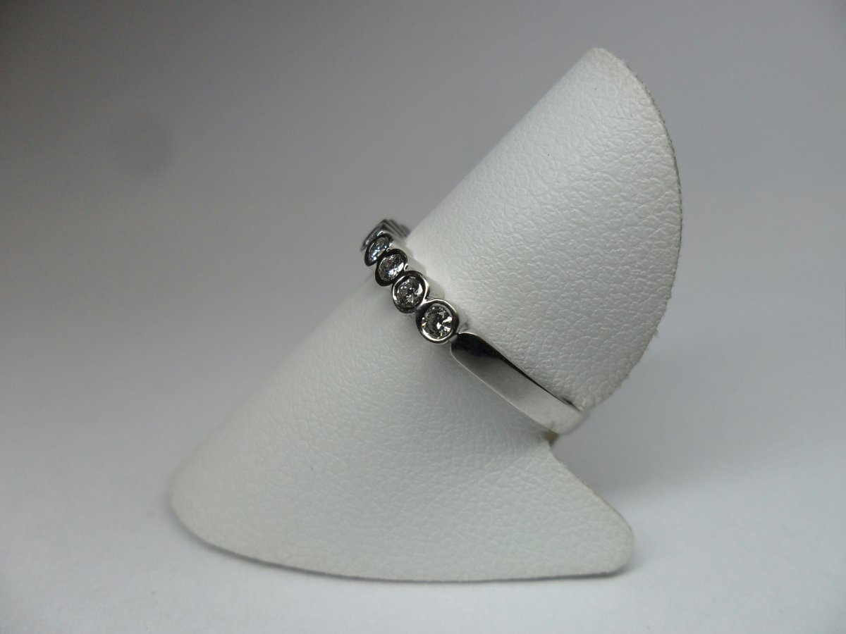 Row Ring Small Closed Setting White Gold 9st.